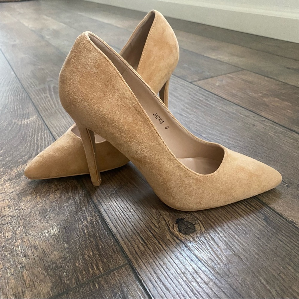 Never worn VICI COLLECTION Jackie Suede Pumps